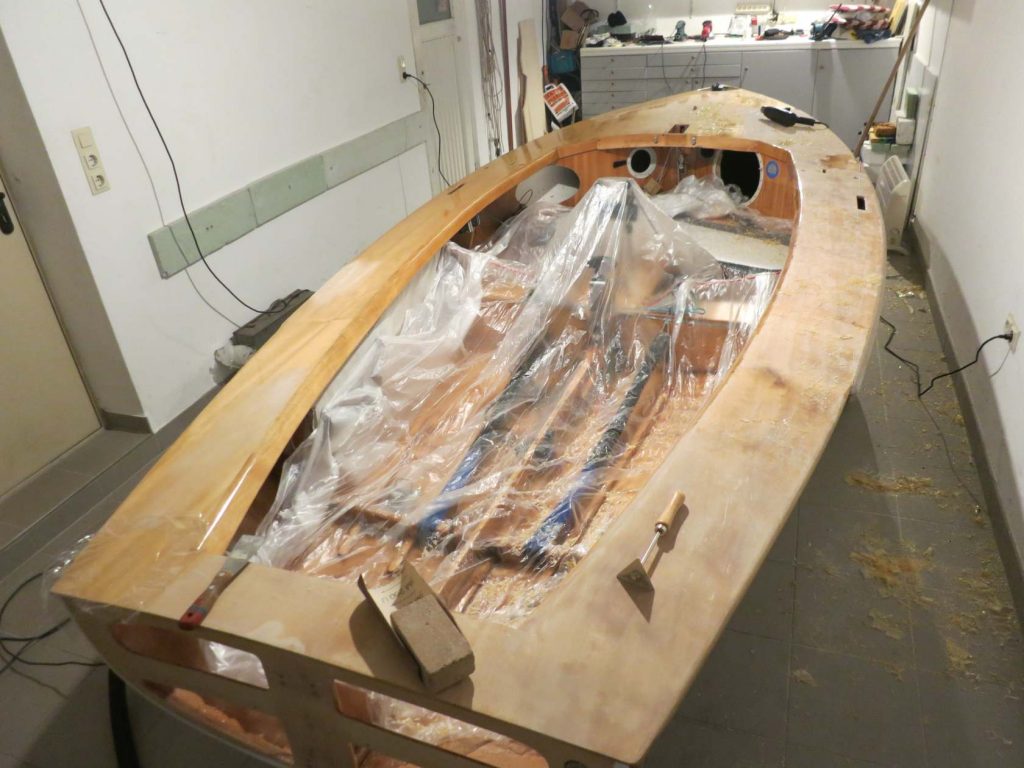 Lackreste werden abgekratzt